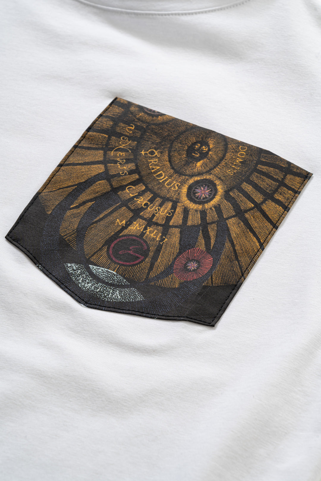 T-shirt con taschino stampato