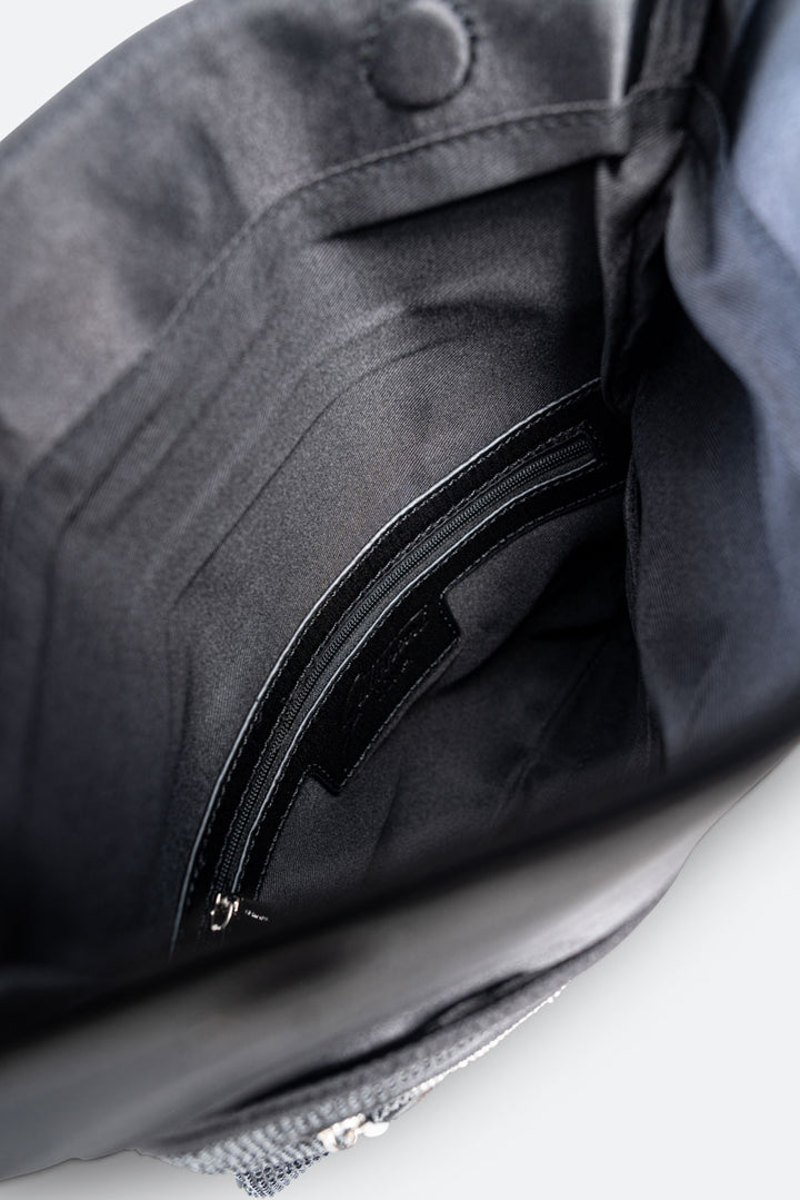 Clutch fluffy in satin e cristalli nero